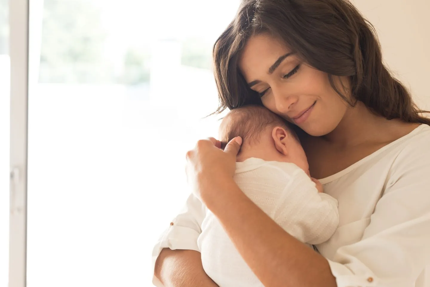 Mamá abrazando a su bebé
